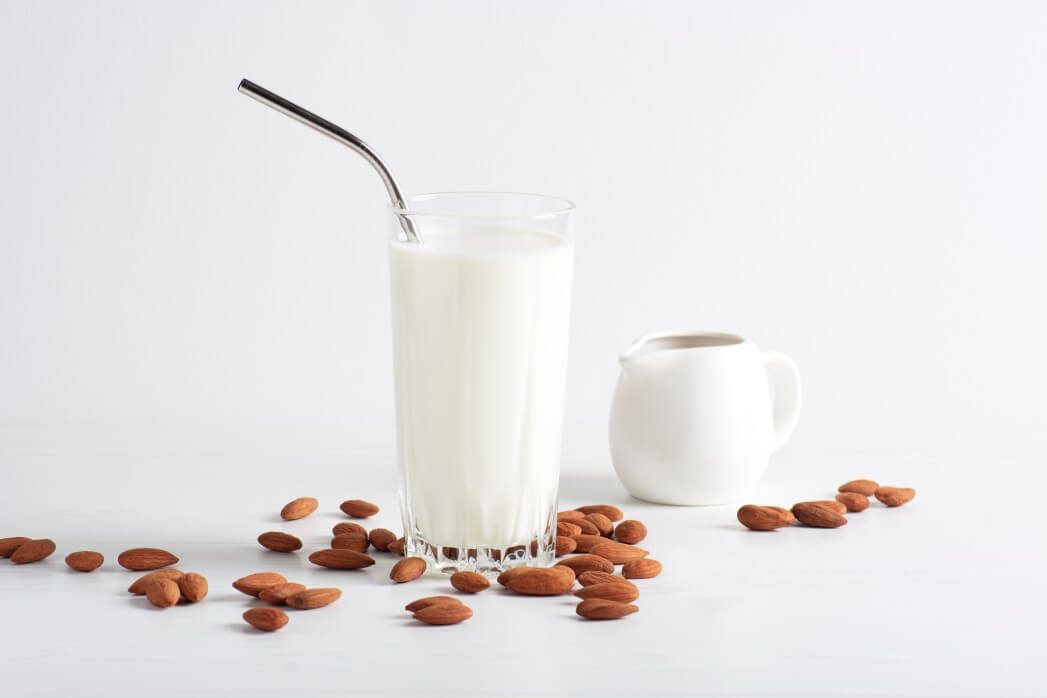 almond milk vs cashew milk taste