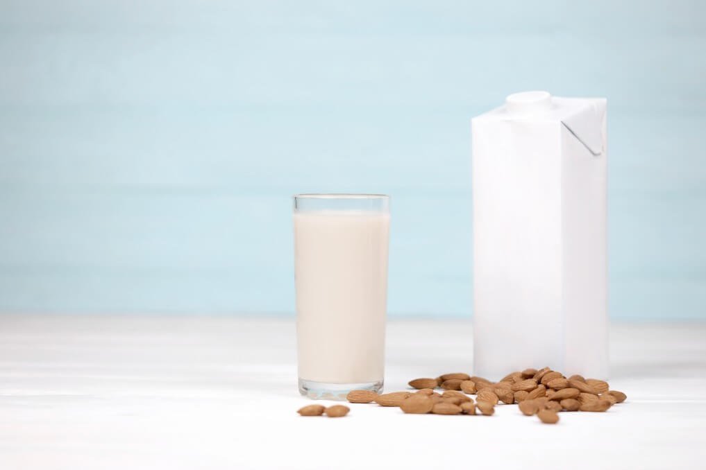 almond milk vs oat milk calories