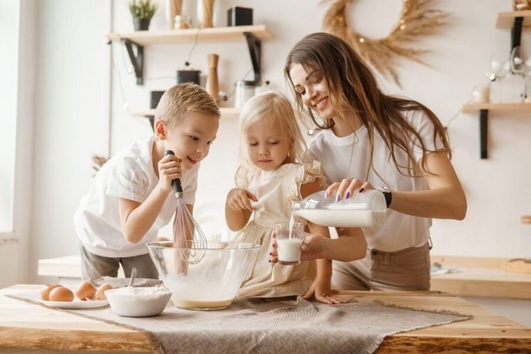 10 Ways to Use Almond Milk (Cooking, Baking, Drinks, Recipes)