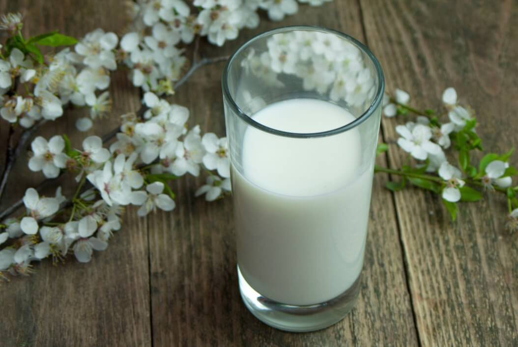 is skim milk or almond milk healthier