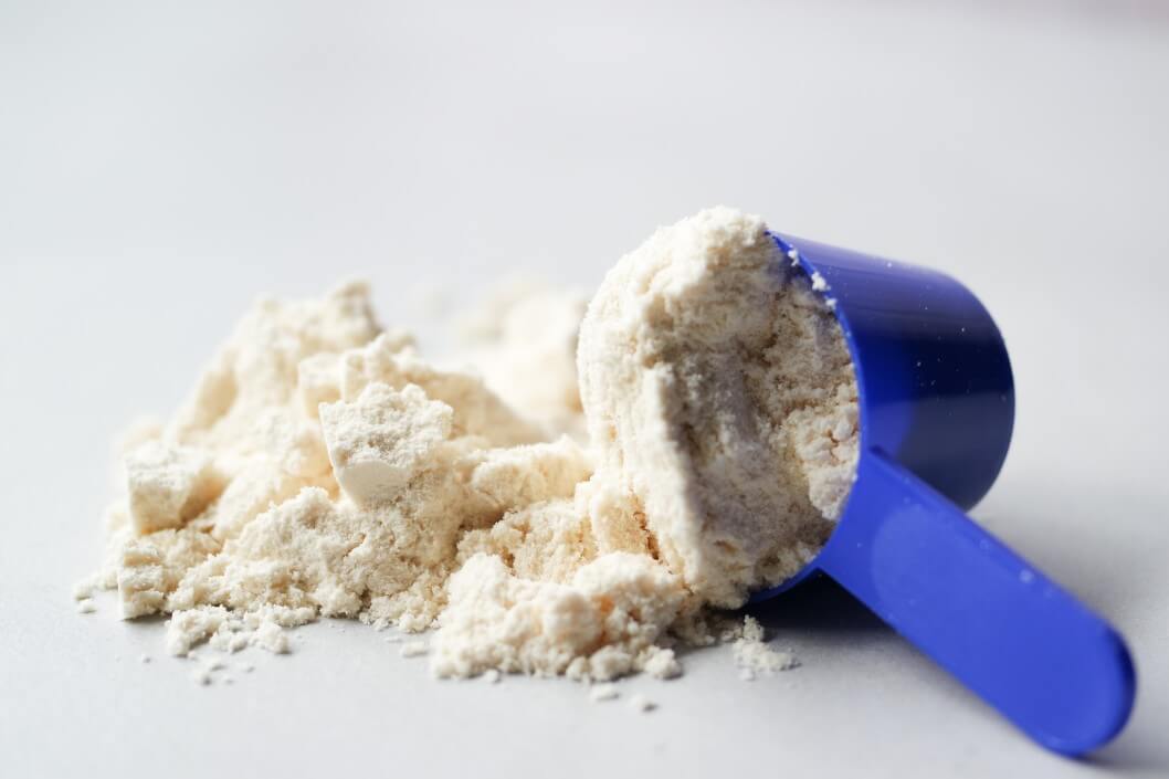 mixing protein powder with almond milk